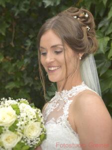 Hochzeitsfoto von Braut mit Blumenstrauß